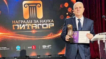 ПРОФ. ИВАЙЛО ТЪРНЕВ Е УДОСТОЕН С ГОЛЯМАТА НАГРАДА „ПИТАГОР“ НА МОН, ЗА ЦЯЛОСТЕН НАУЧЕН ПРИНОС 